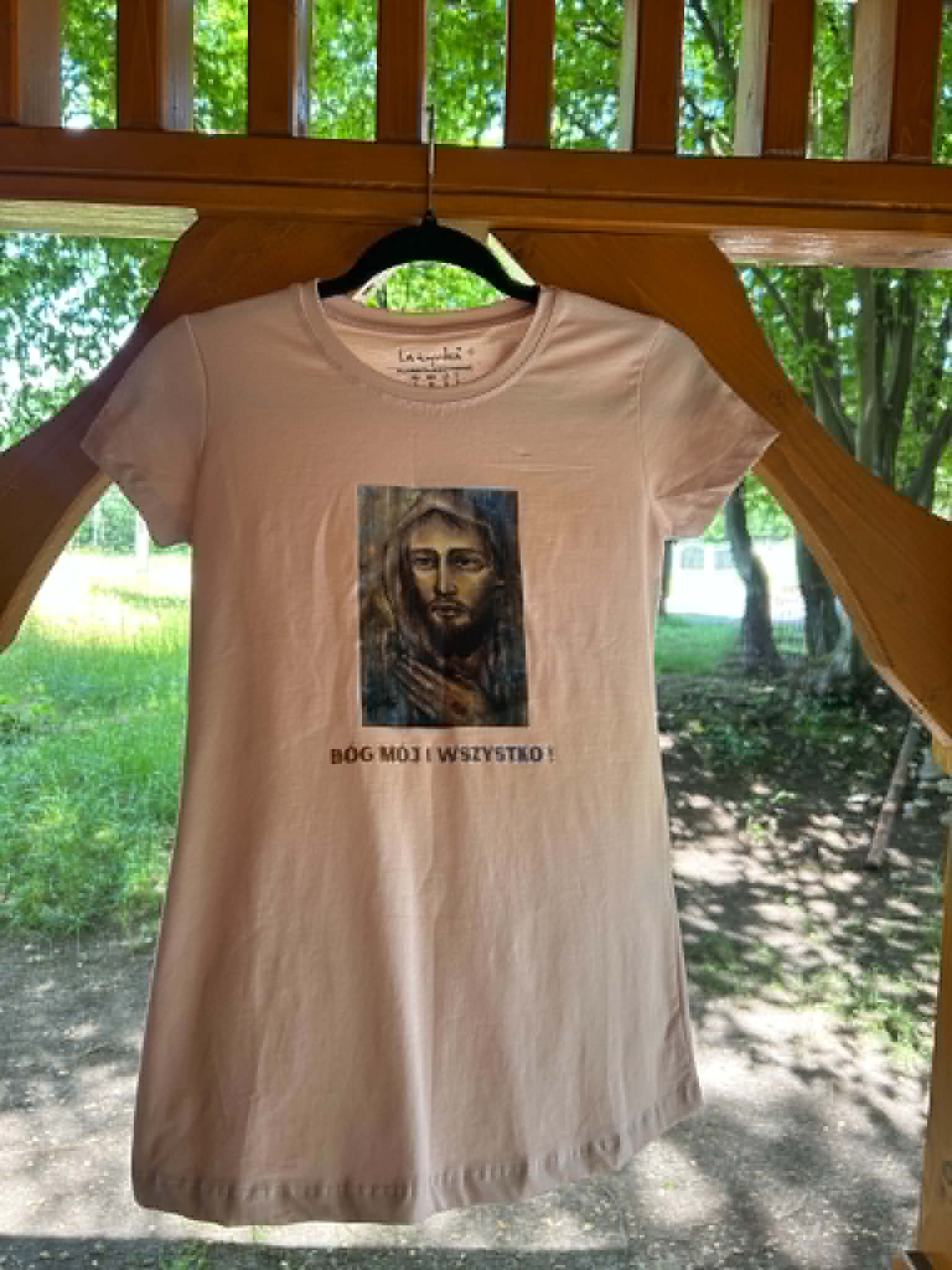 T-shirt damski „Bóg Miój i Wszystko” kolor jasnoróżowy
