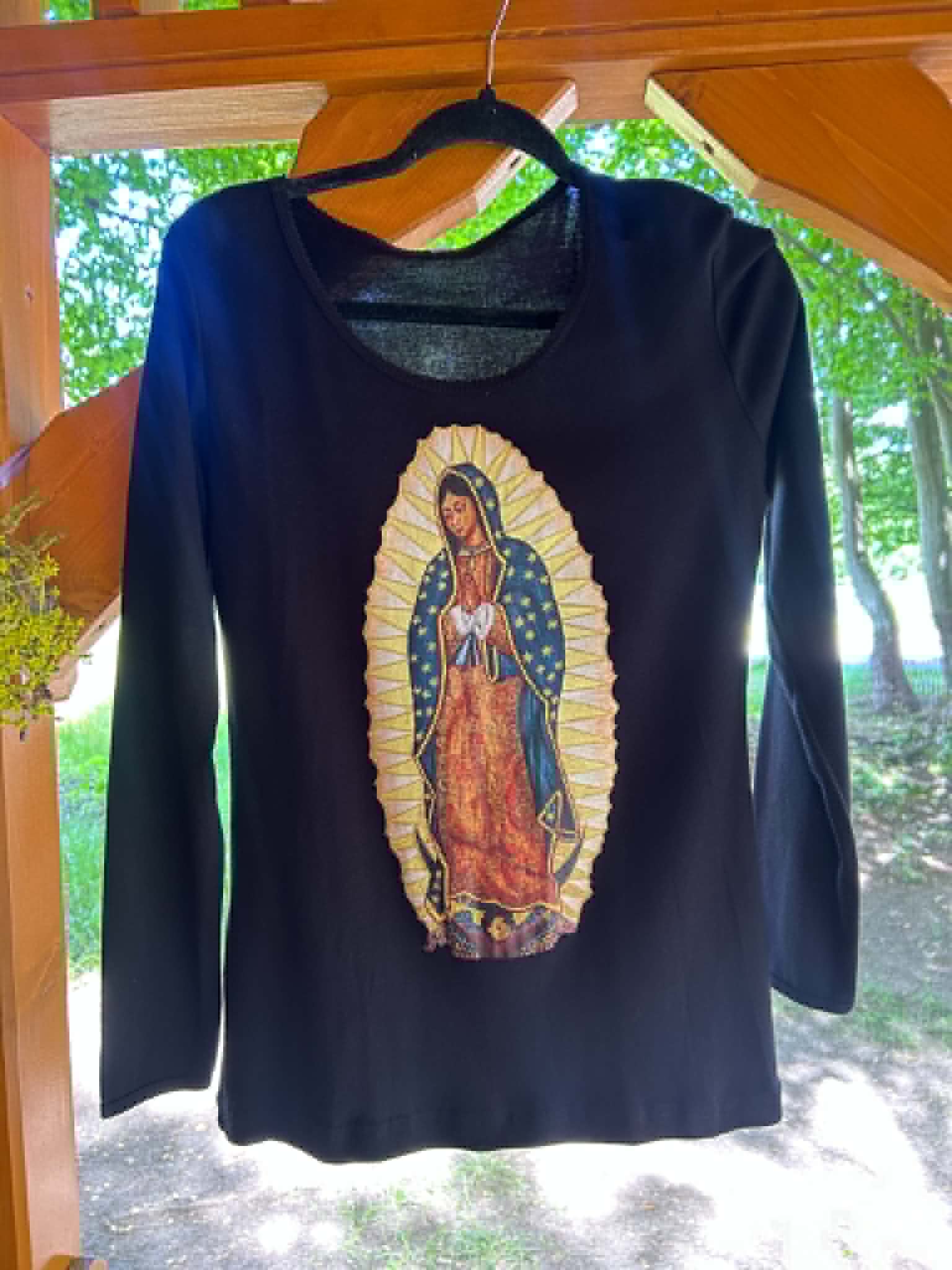 Koszulka damska z nadrukiem ” Matka Boża z Guadalupe” – kolor czarny