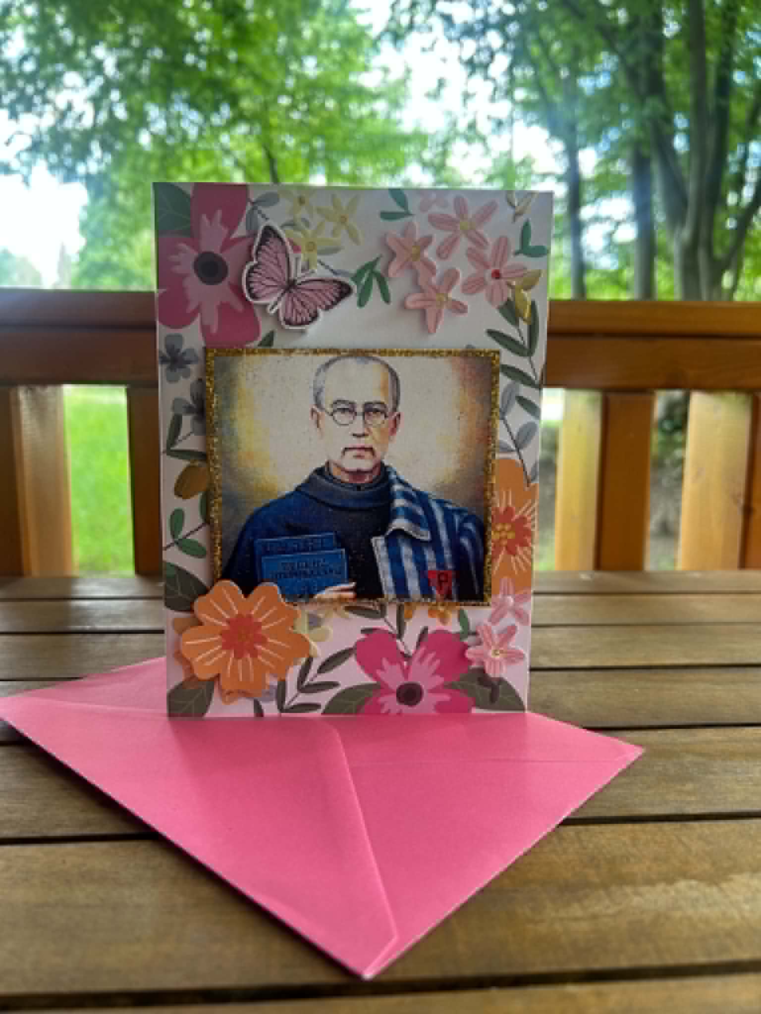 Kartka okolicznościowa z Świętym  Maksymilianem Marii Kolbe i kopertą