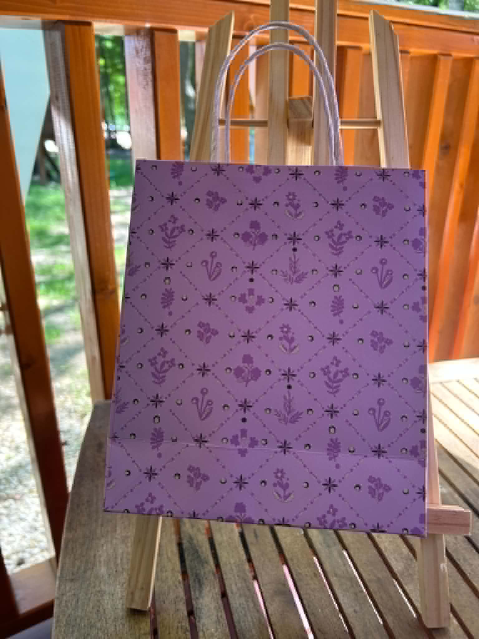 Średnia Torebka Prezentowa „Jezus Modlący Się” (Fioletowa w Geometryczny Wzór) - obrazek 2