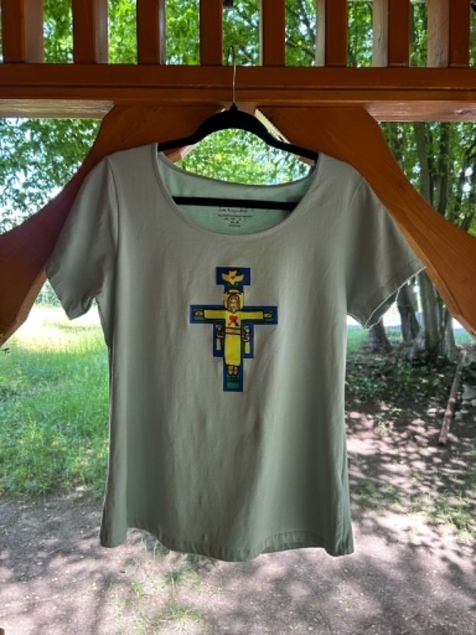 T-shirt damski z Niebieskim Krzyżem Miłości symbolem Wspólnoty MiMJ, kolor miętowy