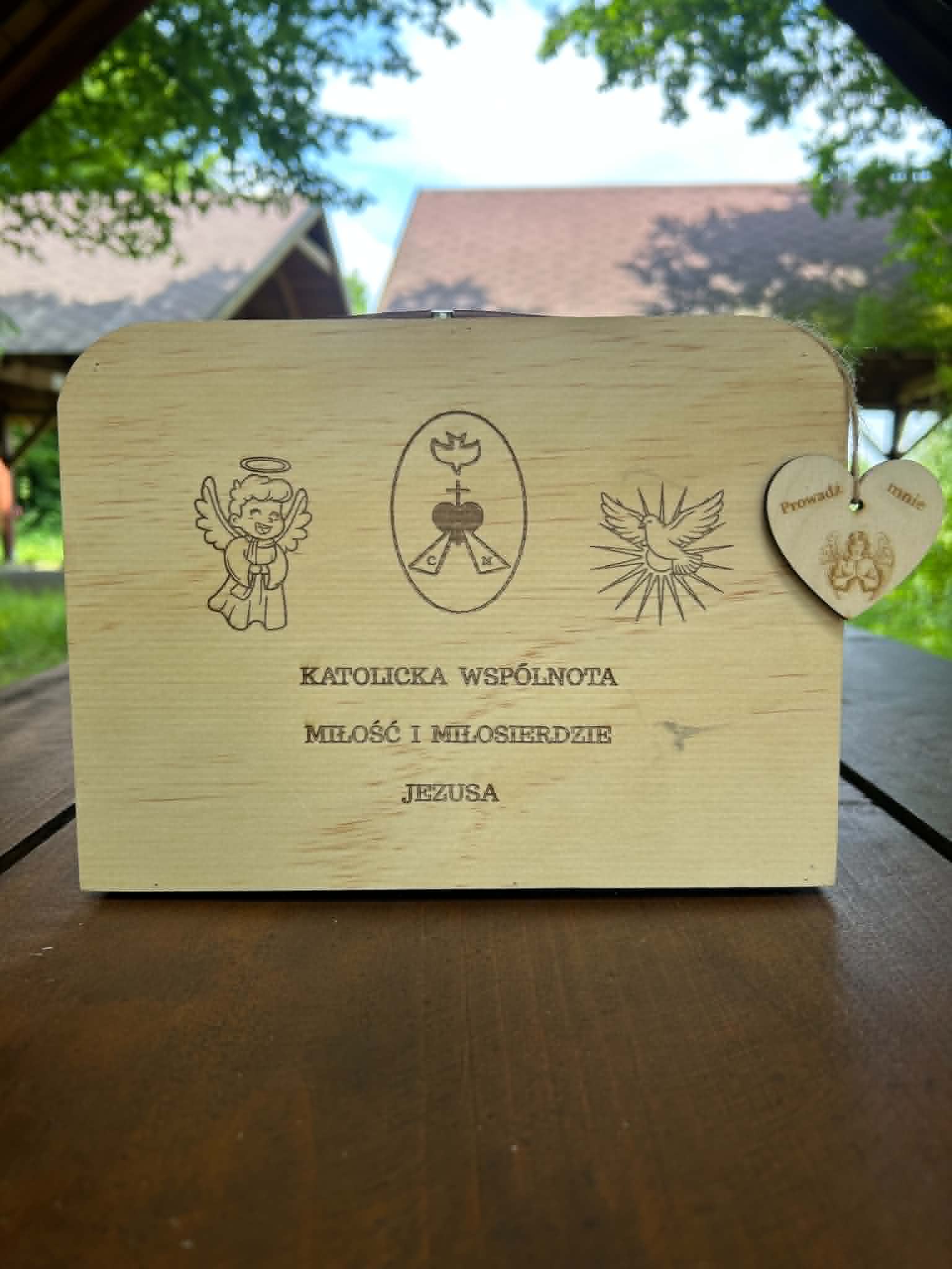 Katolicka szkatułka z grawerowanymi obrazkami do kolorowania – Wspólnota MiMJ