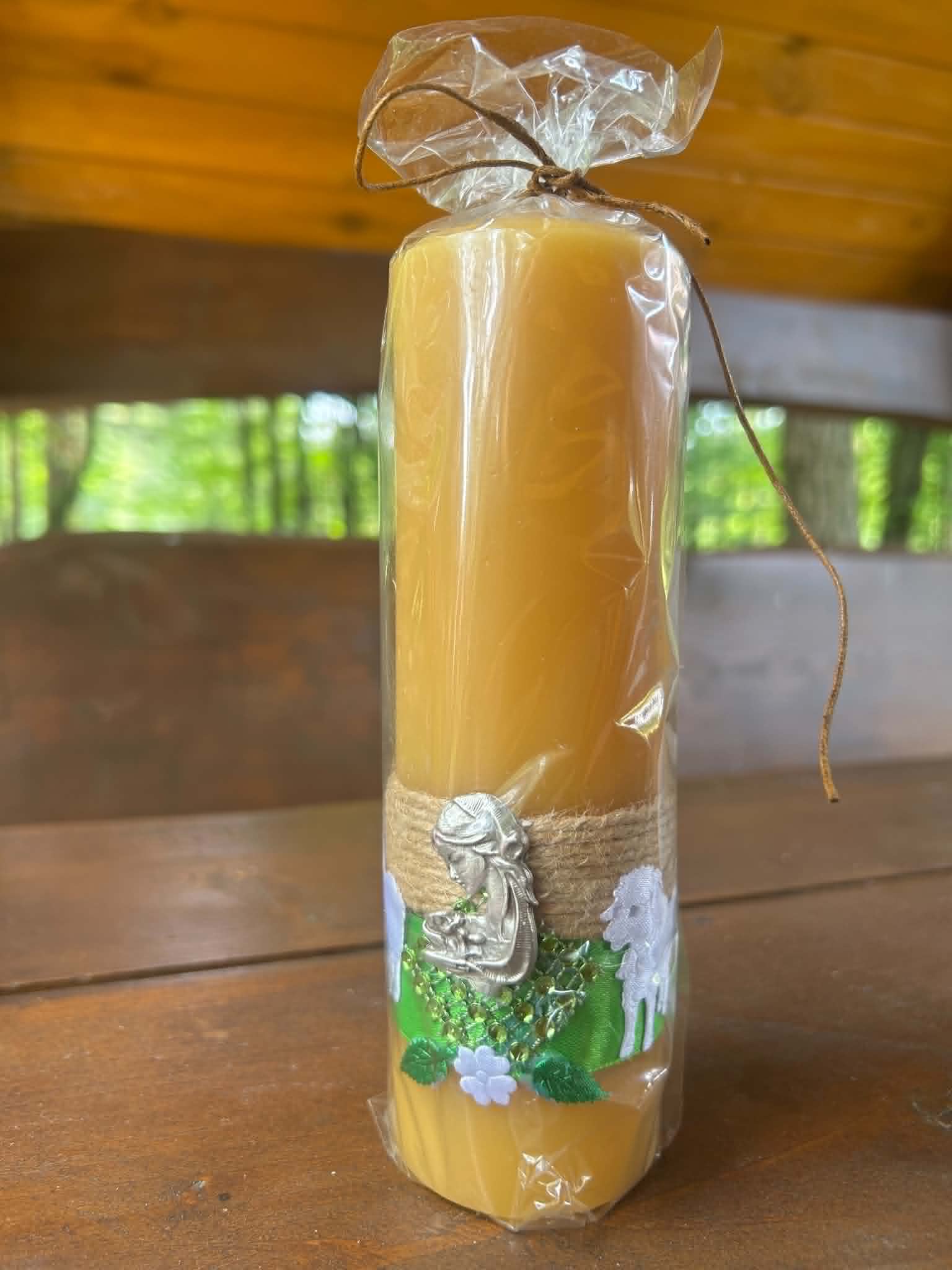 Średnia Świeca Naturalna z Matką Bożą z Dzieciątkiem (Juta i Zieleń z Owieczkami)